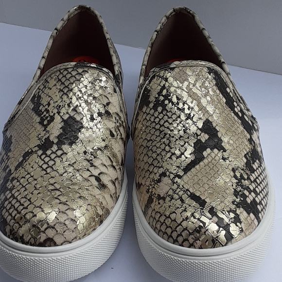 Steve Madden SNAKE PRINT SLIP ON Shoe Size 9 1/2 - Picture 1 of 7